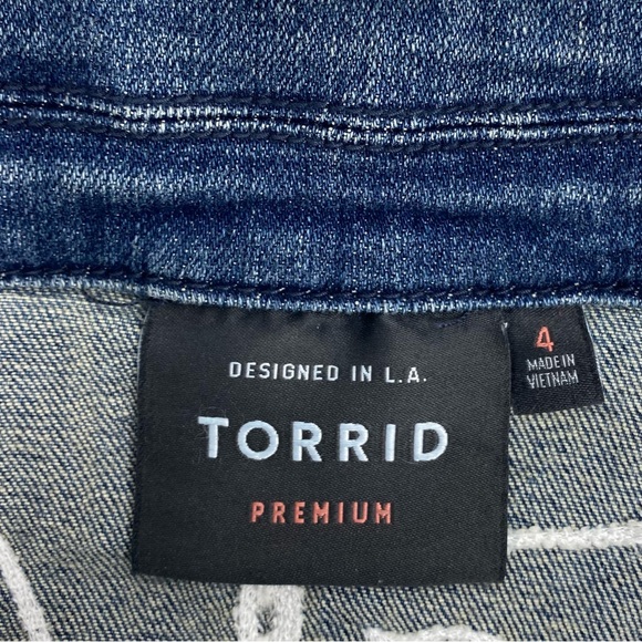 Torrid Fearless Tiger Lily Floral Embroidered Trucker Denim Jean Jacket 4X 26 - Picture 5 of 16